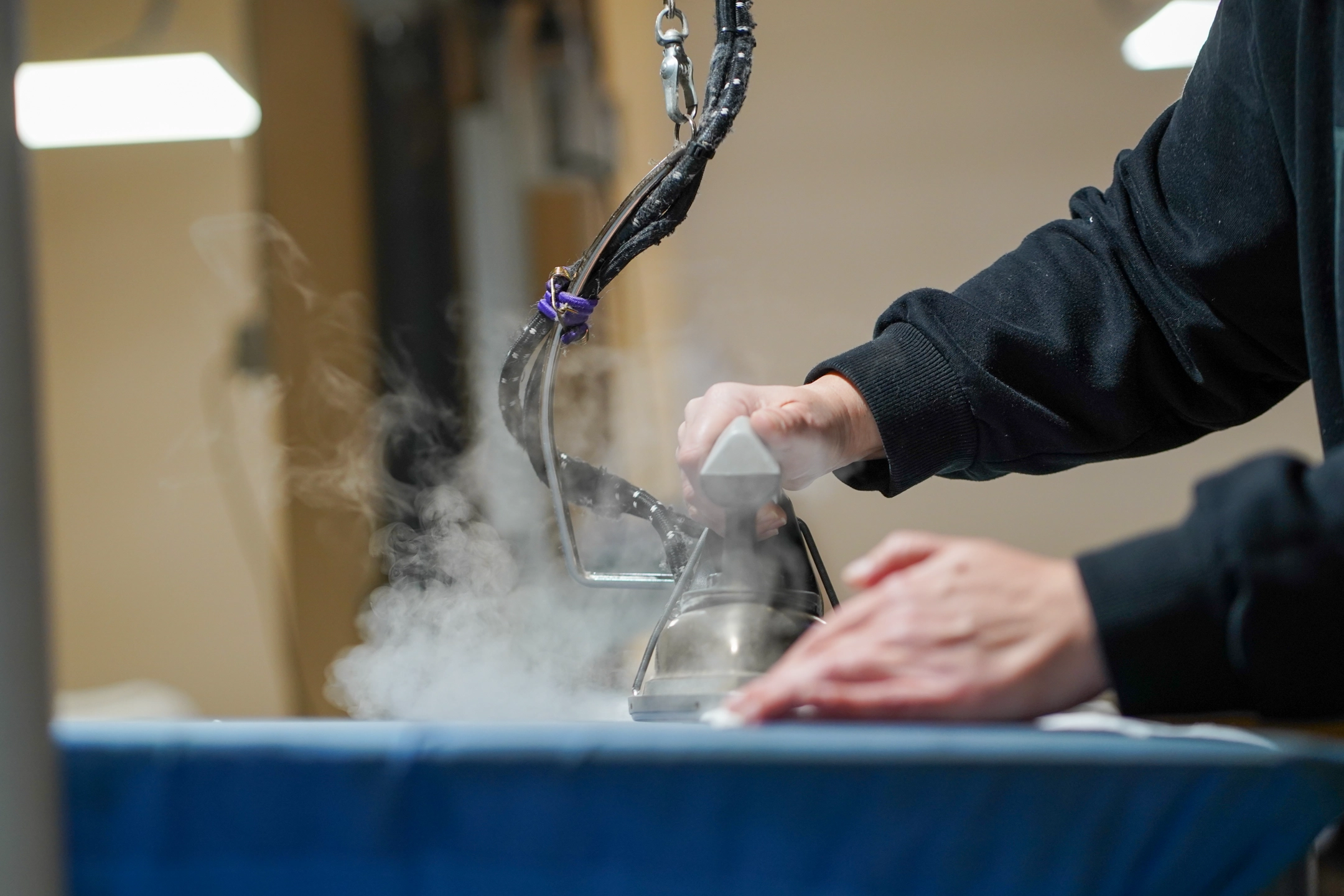 proceso de planchado en el taller de Hominit Cortinas