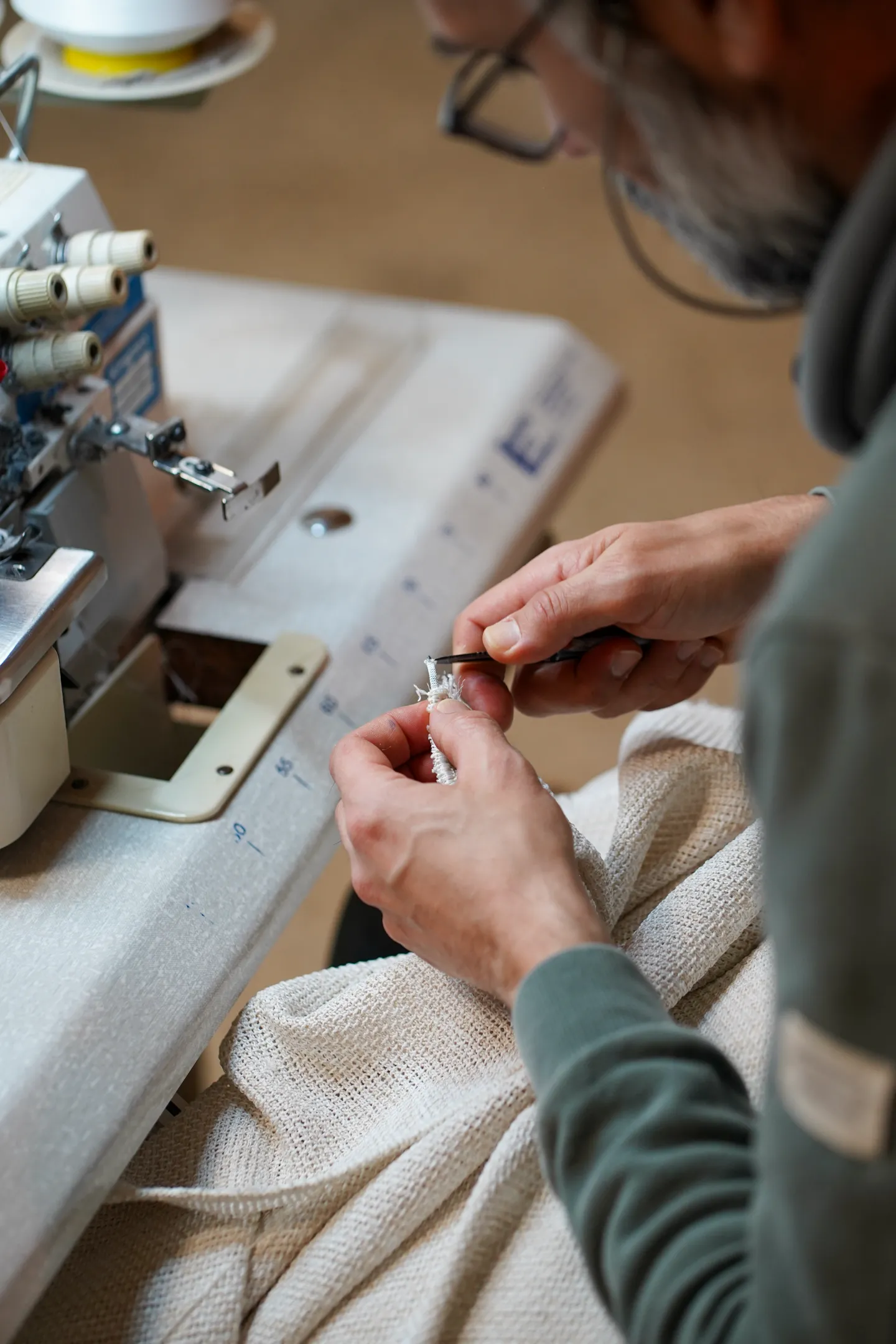 Ajuste del plomillo en el bajo de una cortina en máquina de coser industrial.